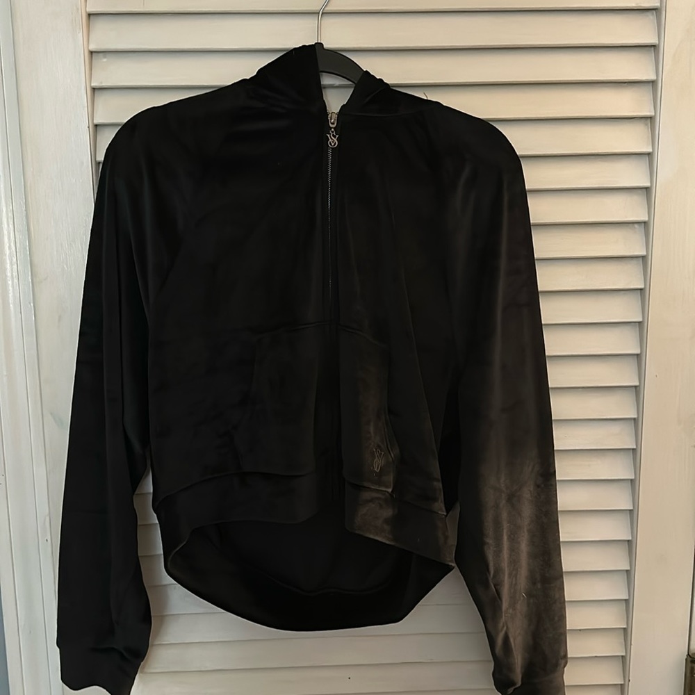 black cropped zip up